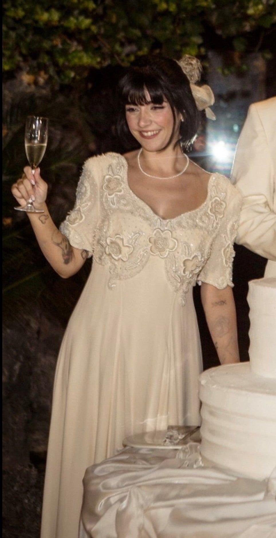 Nora Bourelly, fondatrice della Maison, brinda il giorno del suo matrimonio nel secondo abito ricamato a mano