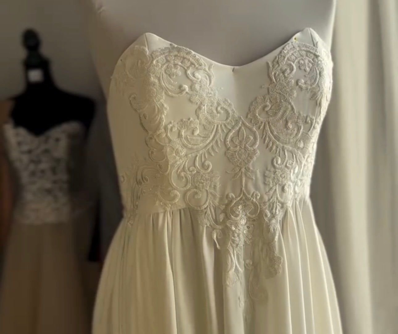 Corpetto di un abito da sposa con applicazioni di pizzo e paillettes cucite a mano