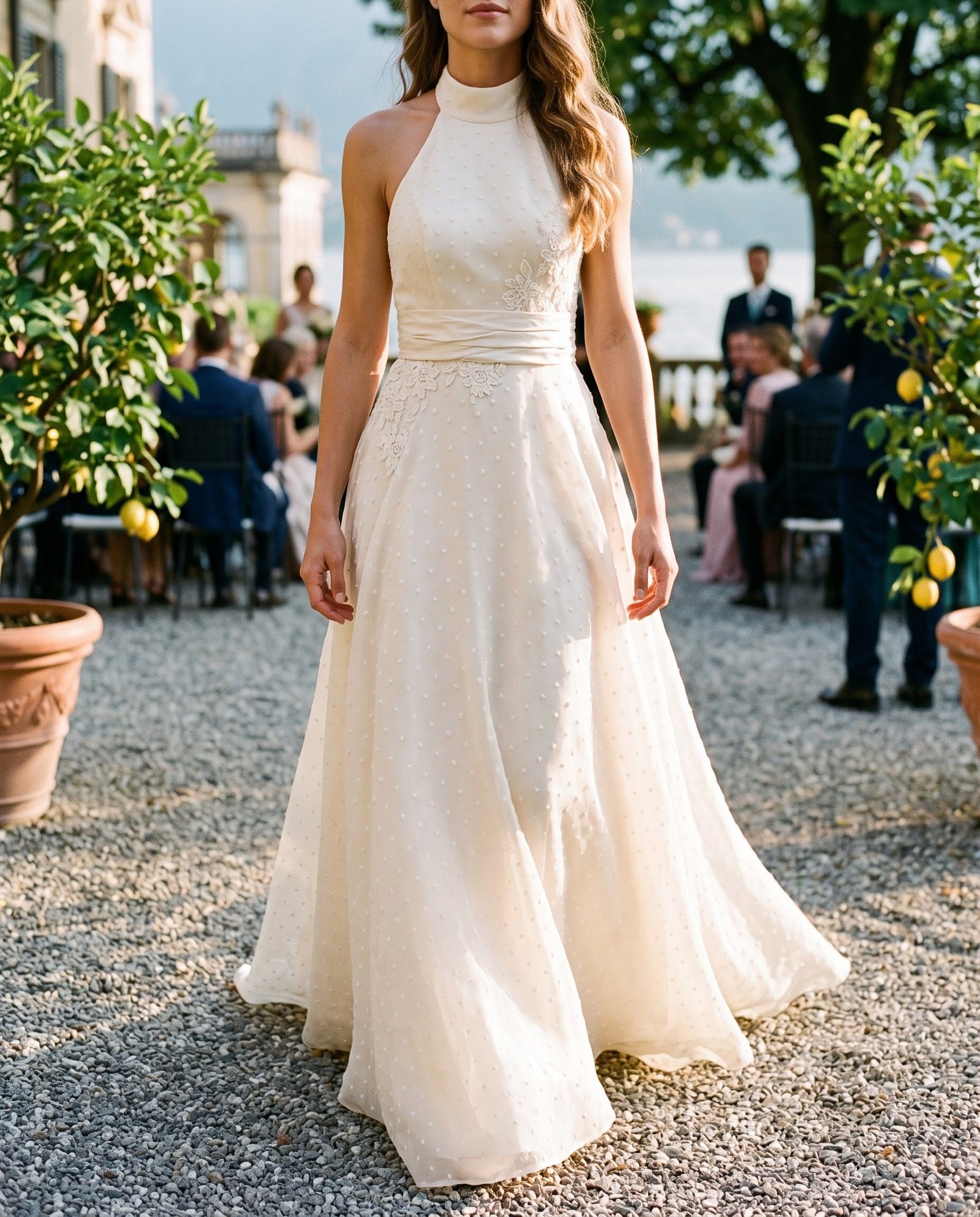 Progetto della Maison: abito da sposa in organza plumetis con collo all’americana, tra i limoni di un giardino sul lago